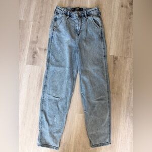 Hollister Ultra High-Rise Mom Jean